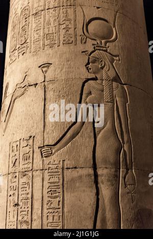 Bas-Relief Schnitzerei auf einer Steinsäule der Göttin Hathor im Tempel von Kom Ombo, in Assuan, bei Nacht Stockfoto