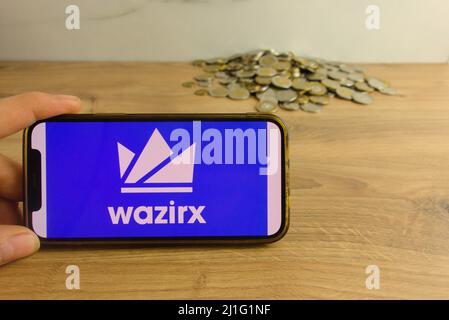 KONSKIE, POLEN - 20. März 2022: WazirX Kryptowährungslogo auf dem Mobiltelefon. Online-Handel, Blockchain-Technologiekonzept Stockfoto