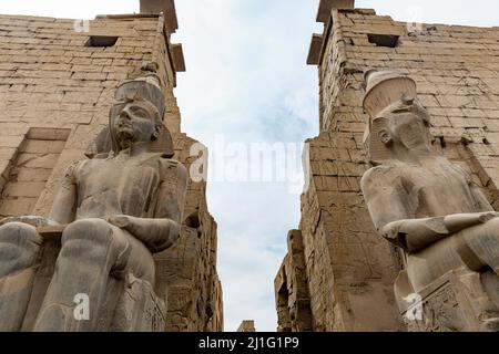 Statuen des pharao Ramses II. Am ersten Mast des Luxor-Tempels Stockfoto