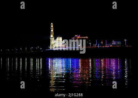 Jami Moschee (al Masjid al jamia), in der Nacht, reflektiert im Nil, Assuan Stockfoto