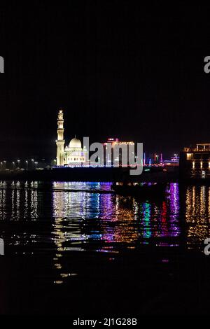 Jami Moschee (al Masjid al jamia), in der Nacht, reflektiert im Nil, Assuan Stockfoto