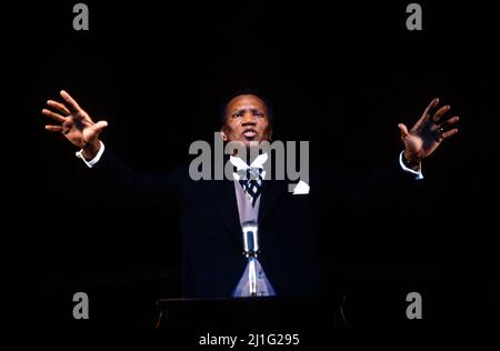 Simon Estes (Martin Luther King Jnr) in KING the Musical am Piccadilly Theatre, London W1 07/04/1990 Musik: Richard Blackford Texte: Maya Angelou & Alistair Beaton-Bearbeitung: LoNNe Elder Bühnenbild: Timothy O’Brien Kostüme: Lindy Hemming Beleuchtung: Robert Bryan Choreografin: Dianne McIntyre Regie: Clarke Peters Stockfoto