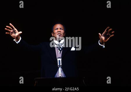 Simon Estes (Martin Luther King Jr) in KING the Musical am Piccadilly Theatre, London W1 07/04/1990 Musik: Richard Blackford Texte: Maya Angelou & Alistair Beaton-Bearbeitung: LoNNe Elder Bühnenbild: Timothy O’Brien Kostüme: Lindy Hemming Beleuchtung: Robert Bryan Choreografin: Dianne McIntyre Regie: Clarke Peters Stockfoto