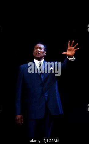 Simon Estes (Martin Luther King Jr) in KING the Musical am Piccadilly Theatre, London W1 07/04/1990 Musik: Richard Blackford Texte: Maya Angelou & Alistair Beaton-Bearbeitung: LoNNe Elder Bühnenbild: Timothy O’Brien Kostüme: Lindy Hemming Beleuchtung: Robert Bryan Choreografin: Dianne McIntyre Regie: Clarke Peters Stockfoto