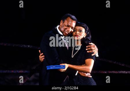 Simon Estes (Martin Luther King Jr), Cynthia Haymon (Coretta Scott King) in KING The Musical at the Piccadilly Theatre, London W1 07/04/1990 Musik: Richard Blackford Texte: Maya Angelou & Alistair Beaton Bearbeitung: LoNNe Elder Bühnenbild: Timothy O’Brien Kostüme: Lindy Hemming Beleuchtung: Robert Bryan Choreographin: Dianne McIntyre Regie: Clarke Peters Stockfoto