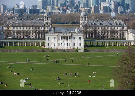 London, UK.  25 March 2022. UK Weather :  People enjoy the warm conditions in Greenwich Park as the temperature is forecast to rise to nearly 20C on a fine Spring afternoon.  On 27 March, the UK will move to British summer time, with clocks going forward one hour.  Credit: Stephen Chung / Alamy Live News Stockfoto