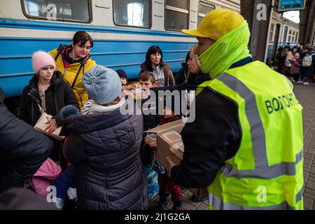 LVIV, UKRAINE - 14. März 2022: Humanitäre Krise während des Krieges in der Ukraine. Freiwillige, die helfen, Tausende von Flüchtlingen zu ernähren, fliehen vor kriegszerstörtem Territorium Stockfoto