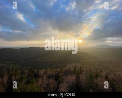 Schöne Aussicht auf lausitzer Berge bei Sonnenuntergang Stockfoto