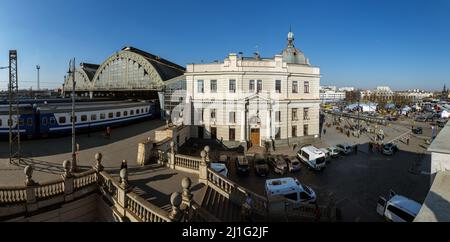 LVIV, UKRAINE - 12. März 2022: Humanitäre Katastrophe während des Krieges in der Ukraine. Der Bahnhof Lviv ist ein Logistikzentrum für Flüchtlinge aus dem Th Stockfoto