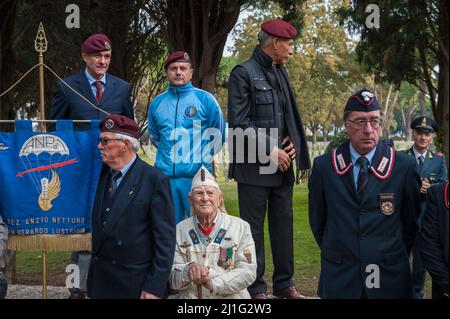 Pomezia, Rom, Italien 19/11/2017: Germanischer Militärfriedhof des Zweiten Weltkriegs Gedenken an die Opfer der Schlacht von Nettunia. Auf dem Bild in weißen Santo Pelliccia (94) Veteran der Schlacht von El Alamein gekleidet. © Andrea Sabbadini Stockfoto