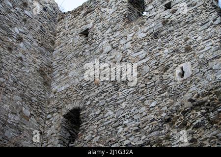 Die Überreste der Mauer der zerstörten alten Festung Stockfoto