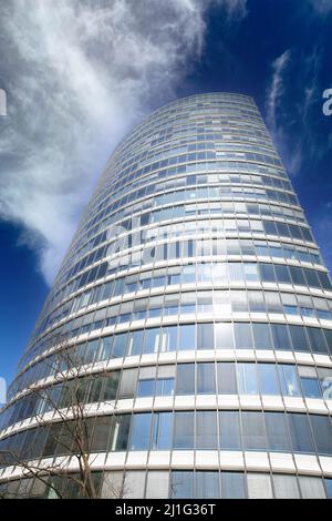 Düsseldorf (Bennigsen-Platz), Deutschland - März 21. 2022: Blick aus dem niedrigen Winkel auf den Skyoffice-Turm gegen den spektakulären klaren blauen Himmel mit flauschigen Wolken Stockfoto