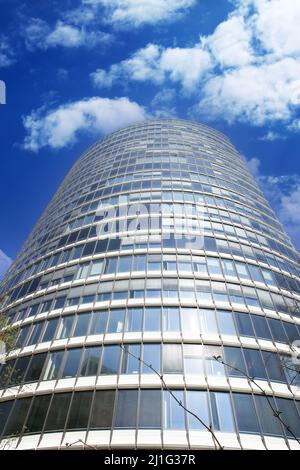 Düsseldorf (Bennigsen-Platz), Deutschland - März 21. 2022: Blick aus dem niedrigen Winkel auf den Skyoffice-Turm gegen den spektakulären klaren blauen Himmel mit flauschigen Wolken Stockfoto