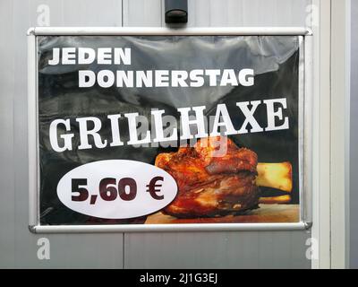 Neckargemuend, Deutschland: 30. Januar 2022: Anzeige für gegrillte Knöchel, eine deutsche Schweinefleischspezialität an einer Snackbar mit Text Grillhaxe jeden Donner Stockfoto