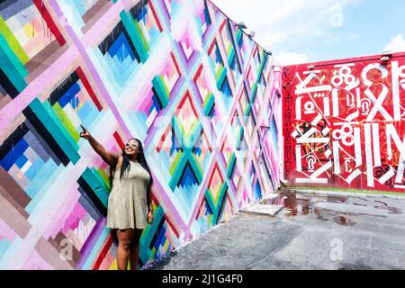 Miami Florida, Wynwood Art District, Wände, Kunst, Schwarze Erwachsene, weibliche Frauen, Posen, FL160830032Nur für Erwachsene Stockfoto