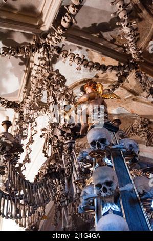 Schädel und Cherubs in der Kirche Kutná Hora in der Tschechischen Republik. Stockfoto