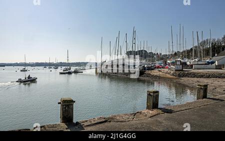 Die Yachten liegen in Marina am Wasser am Fluss Tamar in Saltash Stockfoto