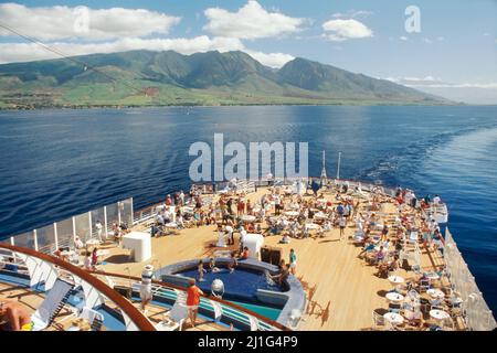 Hawaii Hawaiian Islands, Auau Channel Maui SS Constitution Kreuzfahrt Schiff, Buffet Deck Passagiere Essen Swimmingpool, Stockfoto