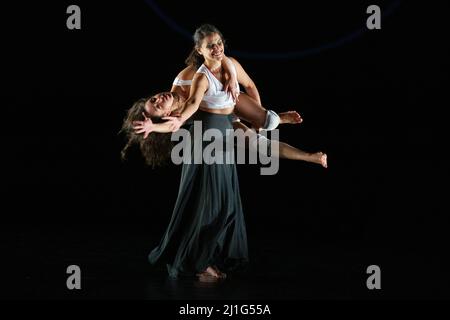 Die Tänzer Camila Guerra und Naira Carneiro der brasilianischen Kompanie OS Buriti treten während der Vorstellung der Show 'DEPOIS DO Silêncio/AFTER THE SILENCE' im Condeduque-Theater in Madrid auf. (Foto von Atilano Garcia / SOPA Images/Sipa USA) Stockfoto