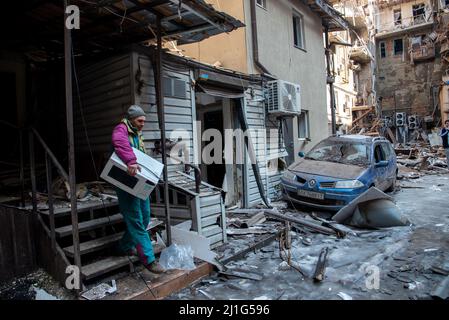 Charkiw, Ukraine. 25. März 2022. Ein Mann gerettet, was von seiner Wohnung übrig ist, die durch einen russischen Luftangriff in Charkiw zerstört wurde. Kredit: ZUMA Press, Inc./Alamy Live Nachrichten Stockfoto