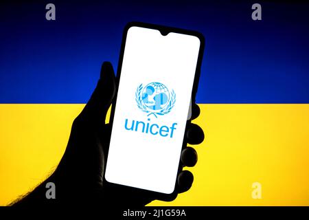 In dieser Abbildung ist das UNICEF-Logo auf einem Smartphone mit einer ukrainischen Flagge im Hintergrund zu sehen. (Foto von Thiago Prudencio / SOPA Images/Sipa USA) Stockfoto