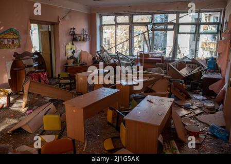 Charkiw, Ukraine. 25. März 2022. Ein zerstörter Klassenraum in einem Kindergarten, der von einem russischen Luftangriff in Charkiw angegriffen wurde. Kredit: ZUMA Press, Inc./Alamy Live Nachrichten Stockfoto