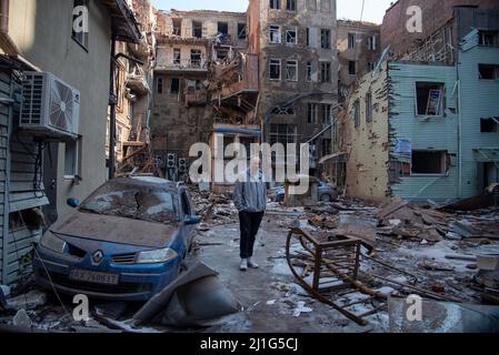 Charkiw, Ukraine. 25. März 2022. Ein Bewohner eines Wohnkomplexes, der durch einen russischen Luftangriff in Charkiw zerstört wurde. Kredit: ZUMA Press, Inc./Alamy Live Nachrichten Stockfoto