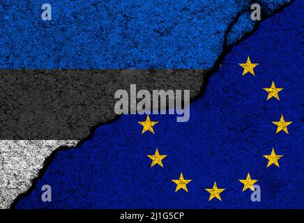 Flaggen der Europäischen Union und Estlands auf Betonwänden Stockfoto