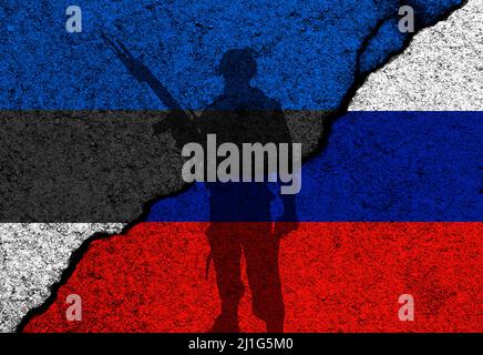 Konflikt zwischen Estland und Russland. Konzept von Krieg und Invasion auf baltischen Staaten. Flaggen auf Betonwand Hintergrund gemalt Stockfoto
