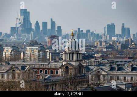 London, Großbritannien. 25. März 2022. Wetter in Großbritannien: Die Wolkenkratzer der City of London (L), die bei warmen Bedingungen im Greenwich Park gesehen werden, da die Temperatur an einem schönen Frühlingsnachmittag auf fast 20C steigen wird. Am 27. März wird Großbritannien in die britische Sommerzeit umziehen, wobei die Uhren eine Stunde nach vorne gehen. Kredit: Stephen Chung / Alamy Live Nachrichten Stockfoto