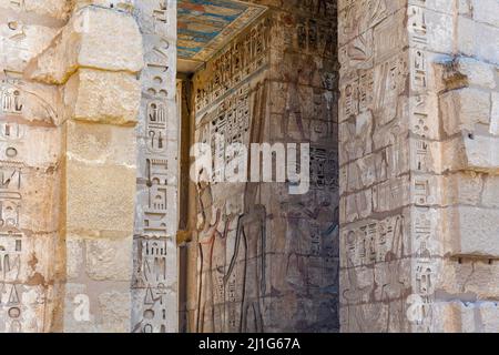 Wandschnitzerei des pharao Ramesses III, der ein Opfer an den gott Amun-Ra im Totentempel von Medinet Habu macht Stockfoto