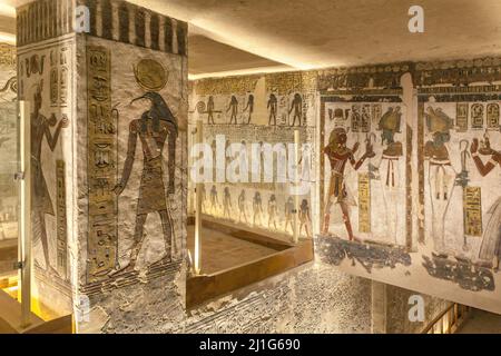 Ramesses III, die Opfer zu Thoth und Ossiris in der vier-Säulen-Kammer des Grabes KV11, verziert mit dem Buch der Tore, Tal der Könige Stockfoto