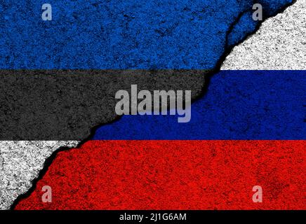 Estland und Russland Flaggen auf rissige Betonwände Hintergrund gemalt Stockfoto