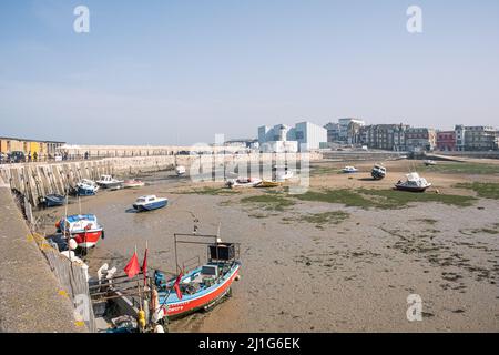 Der Hafen von Margate, Kent, Großbritannien, bei Low Tide. Bei Low Tide, mit Blick auf die Turner Contemporary Art Gallery. Stockfoto