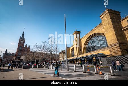 Kings Cross und St. Pancras Railway Station, London. Reisende und Pendler, die vor den Wahrzeichen-Bahnhöfen fräsen. Stockfoto