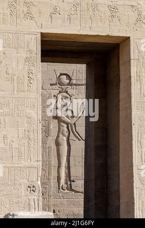 Schnitzwerk der Göttin Isis auf dem östlichen Turm des zweiten Pylons, der durch das Tor des ersten Pylons gesehen wird, im Tempel der Isis bei Philae Stockfoto