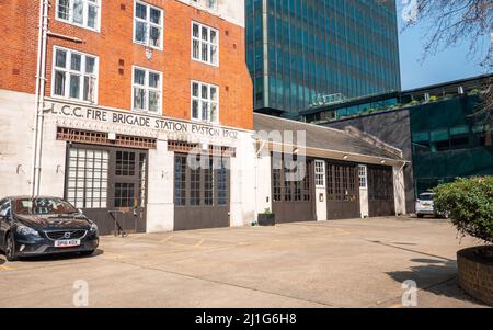Londoner Feuerwehr, Euston. Der Vorplatz und façade zur Euston-Niederlassung der Londoner Feuerwehr. Stockfoto