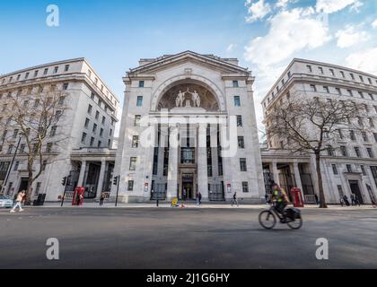 Kings College, Aldwych, London, Großbritannien. Die große façade zum Bush House, einem historischen Londoner Gebäude, in dem sich heute eine bedeutende Londoner Universität befindet. Stockfoto