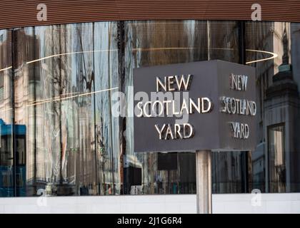 New Scotland Yard HQ, London. Das ikonische Drehschild vor dem Hauptquartier der Londoner Metropolitan Police am Victoria Embankment. Stockfoto