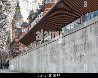 New Scotland Yard, das Hauptquartier der Londoner Metropolitan Police an seinem neuen Standort am Victoria Embankment mit Big Ben im Hintergrund. Stockfoto