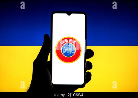 Spanien. 23. März 2022. In dieser Fototafel ist das UEFA-Logo auf einem Smartphone mit einer ukrainischen Flagge im Hintergrund zu sehen. (Bild: © Thiago Prudencio/SOPA Images via ZUMA Press Wire) Stockfoto