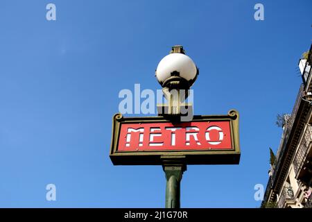 Metro-Schild in Paris, Frankreich auf blauem Himmel Hintergrund Stockfoto