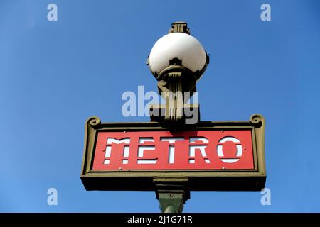 Metro-Schild in Paris, Frankreich auf blauem Himmel Hintergrund Stockfoto