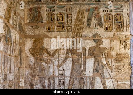 Wandschnitzerei des pharao Ramesses III, der ein Opfer an den gott Amun-Ra im Totentempel von Medinet Habu macht Stockfoto