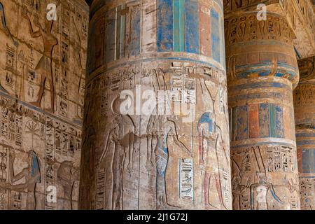 Bemalte Säulen der Hypostyle-Halle im Totentempel von Ramesses III, Medinet Habu Stockfoto