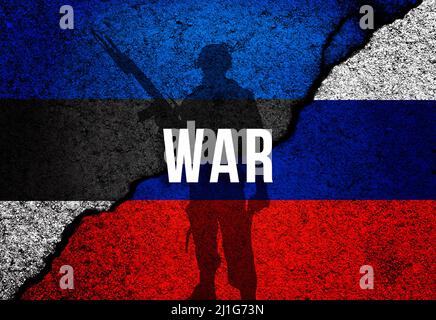 Estland und Russland Konflikt, Krieg und Invasion Konzept. Bewaffnete Männer Silhouette. Flaggen auf Betonwand Hintergrund gemalt Stockfoto