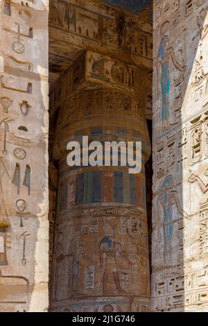 Bemalte Säulen der Hypostyle-Halle im Totentempel von Ramesses III, Medinet Habu Stockfoto