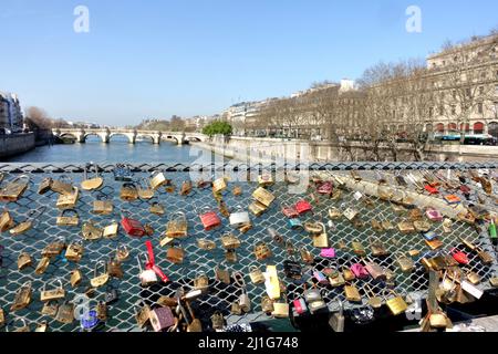 Liebe Vorhängeschlösser an der Brücke Pont des Arts und der seine gegenüber der Pont Neuf in Paris, Frankreich Stockfoto