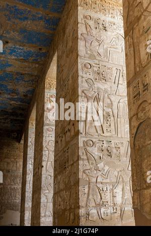 Geschnitzte quadratische Säulen, die Ramesses III und den gott Amun-Ra, Medinet Habu, darstellen Stockfoto