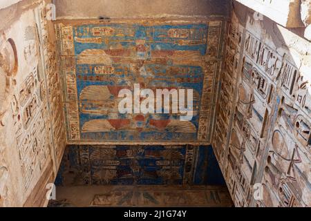 Deckendarstellungen der Geiergöttin Nekhbet, Beschützerin von Oberägypten, im Totentempel von Ramesses III, Medinet Habu Stockfoto